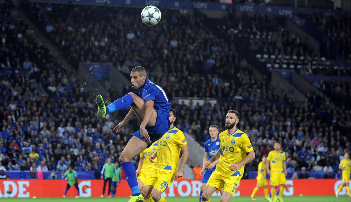Aksi pemain Leicester City, Islam Slimani saat melawan FC Porto pada lanjutan liga Champions grup G di Stadion King Power, Leicester, Rabu (28/9/2016) dini hari WIB. Leicester menang 1-0. (AP Photo/Rui Vieira)