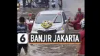 Banyak kendaraan mobil terjebak di ruas jalan tol JORR yang masih terendam banjir Sabtu (20/2) siang. Salah satunya mobil pengantin yang terpaksa didorong untuk keluar dari banjir.