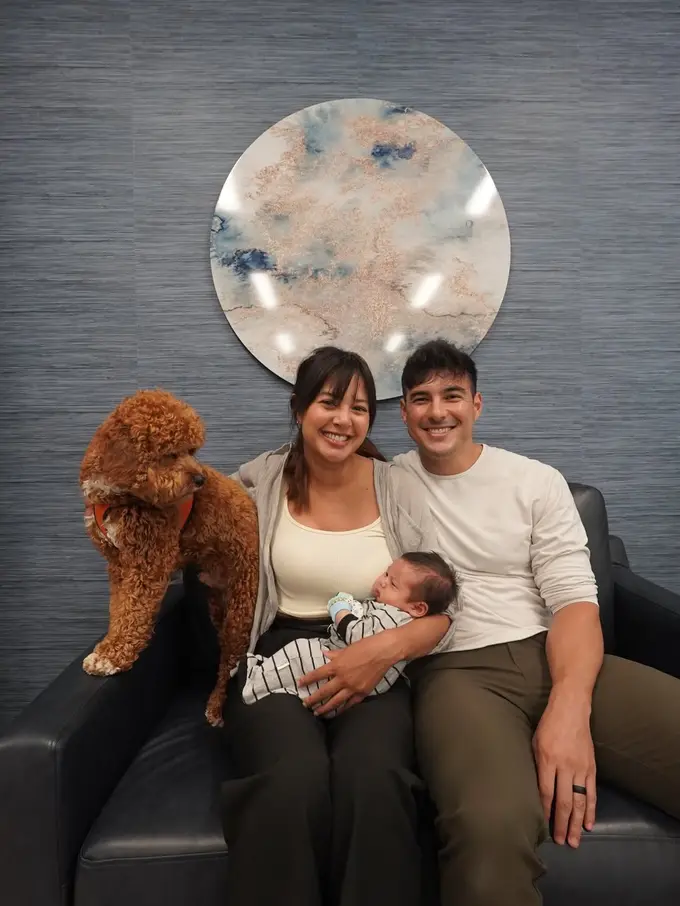 Baby’s First Office Visit! Pesona Aurelie Moeremans Jadi Ibu Baru, Tampil Bare Face dengan Gaya Kasual yang Hangat