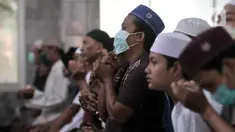 Jemaah mengenakan masker saat hadir menunaikan Salat Jumat di Masjid Jami'e Baitussalam, Jakarta, Jumat (10/4/2020). Setelah sebelumnya dijaga aparat kepolisian dan TNI, warga tetap menunaikan Salat Jumat tanpa mikrofon meski PSBB DKI mulai diberlakukan hari ini. (merdeka.com/Iqbal S. Nugroho)