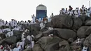 Jemaah haji mengunjungi bukit Jabal Rahmah di Padang Arafah, sebelah tenggara kota suci Makkah, Arab Saudi, Sabtu (10/8/2019). Menjelang Wukuf Arafah, Jabal Rahma yang terletak di Padang Arafah banyak dikunjungi peziarah haji. (FETHI BELAID / AFP)