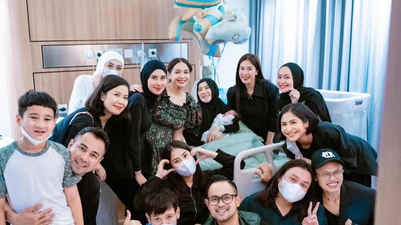Momen Raffi Ahmad dan Nagita Slavina, Jenguk Shandy Purnamasari Usai Melahirkan Anak Laki-Laki