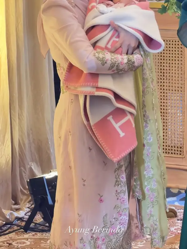 Lesti Kejora saat Akikah Putri ke-3 Nya. [@ayungberinda]