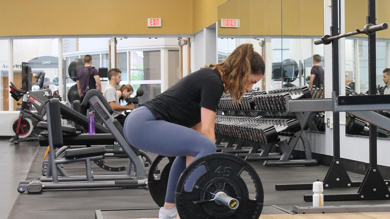 Contoh ilustrasi perempuan melakukan deadlift