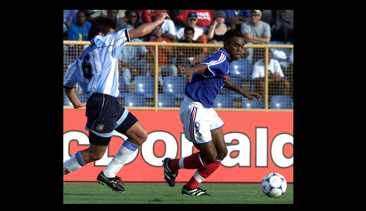 Florent Sinama Pongolle yang telah pensiun pada Juli 2019 bersama klub Prancis, Saint-Pierroise menempati posisi kedua sebagai top skor Piala Dunia U-17 sepanjang masa dengan torehan 9 gol. Bersama Timnas Prancis U-17, catatan gol tersebut ia bukukan saat ajang Piala Dunia U-17 2001 di Trinidad Tobago. Prancis juga tampil sebagai juara pada ajang Piala Dunia U-17 2001 setelah mengalahkan Nigeria 3-0 di laga final. (AFP/Juan Barreto)