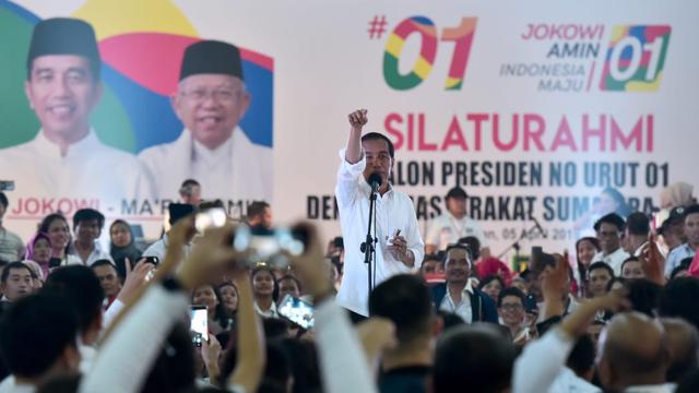 Capres nomor urut 01 Joko Widodo atau Jokowi pidato di depan pendukungnya di Sumatera Utara.