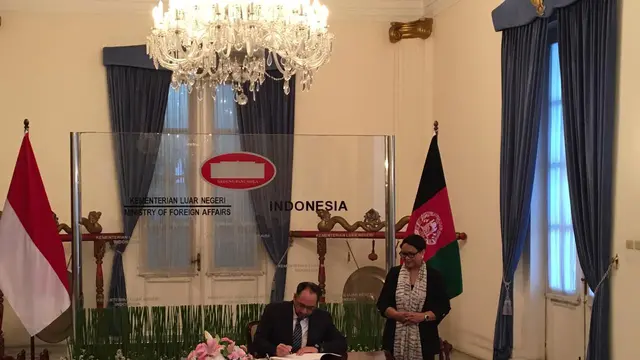 Menteri Luar Negeri RI Retno Marsudi menerima kunjungan dari Menlu Afghanistan H.E Salahudi Rabbani di Jakarta (Liputan6.com/Teddy Tri Setio Berty)