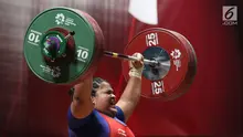 Lifter Indonesia, Nurul Akmal bersiap melakukan angkatan di kelas 75+ kilogram putri angkat besi Asian Games 2018 di JI Expo,Kemayoran, Senin (27/8). Nurul Akmal gagal meraih medali dengan total seberat 253 kilogram. (Lipujtan6.com/Helmi Fithriansyah)