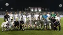 Para legenda Real Madrid foto bersama sebelum laga melawan klub UEA, BaniYas FC di Abu Dhabi, UEA, Jumat (4/12/2015). (EPA/Ali Haider)