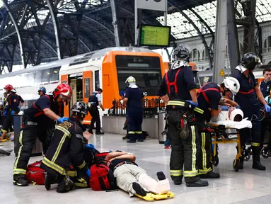 Sejumlah penumpang saat dievakuasi usai kecelakaan kereta api di stasiun kereta api di Barcelona, Spanyol, Jumat, (28/7). Puluhan orang terluka saat sebuah kereta komuter pagi yang mereka tumpangi menabrak buffer. (AP Photo/Adrian Quiroga)