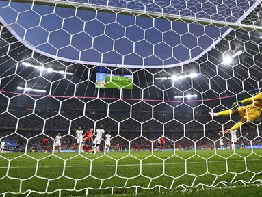 Lamine Yamal lagi-lagi sukses mencuri perhatian di ajang Euro 2024. Pemain klub Barcelona itu mengantarkan Spanyol menang dengan skor 2-1 atas Prancis di semifinal. (Tom Weller/dpa via AP)