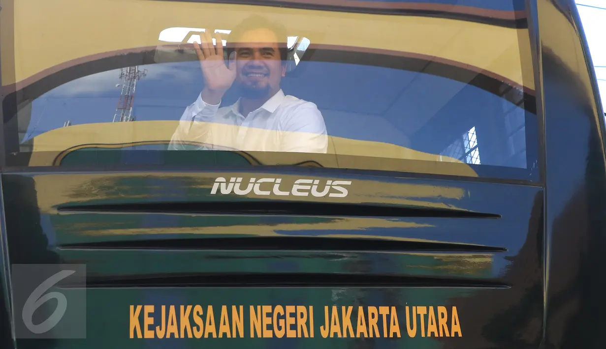 Pedangdut sekaligus tersangka kasus pencabulan, Saipul Jamil berada di dalam mobil tahanan milik Kejaksaan Negeri Jakarta Utara, Senin (4/4). Ipul di bawa ke Rutan Cipinang dengan mobil tahanan bersama tahanan lainnya.  (Liputan6.com/Herman Zakharia) 