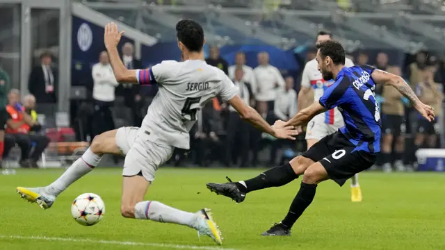 Foto: Melihat Tendangan Keras Mendatar Hakan Calhanoglu Saat Membawa Inter Milan Menumbangkan Barcelona di Liga Champions
