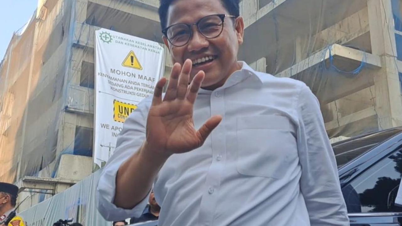 Pantauan merdeka.com di lokasi, keduanya sudah tiba dan proses pemeriksaan dimulai. Anies dan Cak Imin tidak datang bersama.<br>