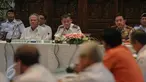 Menhub Ignasius Jonan (kedua kiri) didampingi Menteri PU-Pera, Basuki Hadimuljono melakukan rapat koordinasi dengan sejumlah pihak terkait persiapan angkutan mudik lebaran, di kantor Kemenhub, Jakarta, Selasa (30/6/2015). (Liputan6.com/Faizal Fanani) 