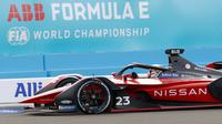Pebalap Pebalap Nissan E.Dams, Sebastien Buemi memacu mobilnya saat sesi shakedown di Jakarta International e-Prix Circuit (Jakarta E-Prix), Ancol pada Jumat (4/6/2022). (Bola.com/M Iqbal Ichsan)