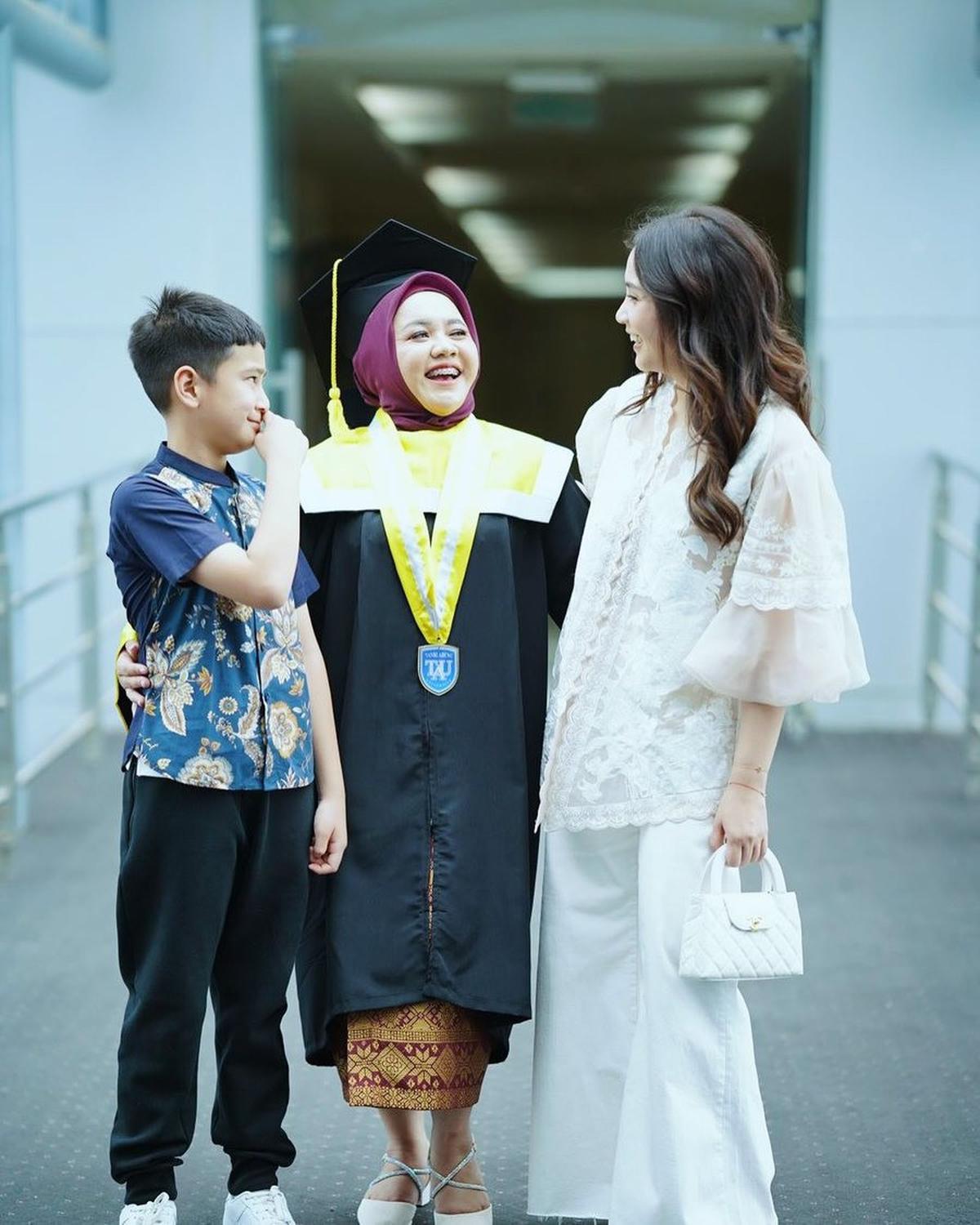 7 Potret Mbak Lala Akhirnya Wisuda S1, Didampingi Nagita Slavina hingga Rafathar - Lulus dengan IPK 3,57
