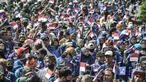 Pendukung partai politik melakukan pawai menuju Kantor Komisi Pemilihan Umum (KPU) RI saat Pendaftaran Peserta Pemilu 2024, Jakarta, Senin (1/8/2022). Sebanyak sembilan partai politik dijadwalkan turut meramaikan hari pertama Pendaftaran Peserta Pemilu 2024 yang dibuka mulai hari ini. (merdeka.com/Iqbal S. Nugroho)
