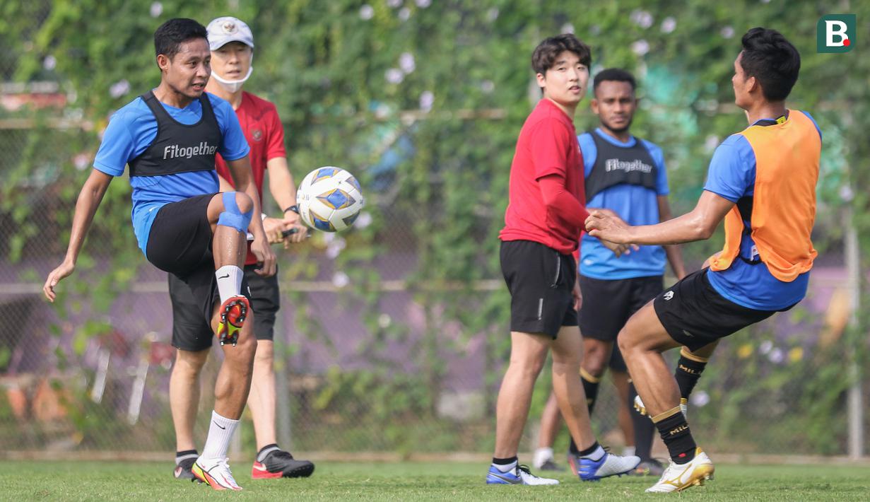 Evan Dimas Darmono (kiri) dan sejumlah pemain Timnas saat sesi latihan persiapan kualifikasi Piala AFC 2023 yang berlangsung di Lapangan G, Senayan, Jakarta, Sabtu (02/10/2021). Indonesia dijadwalkan akan menghadapi Taiwan pada 7 dan 11 Oktober 2021 di Thailand. (Bola.com/Bagaskara Lazuardi)