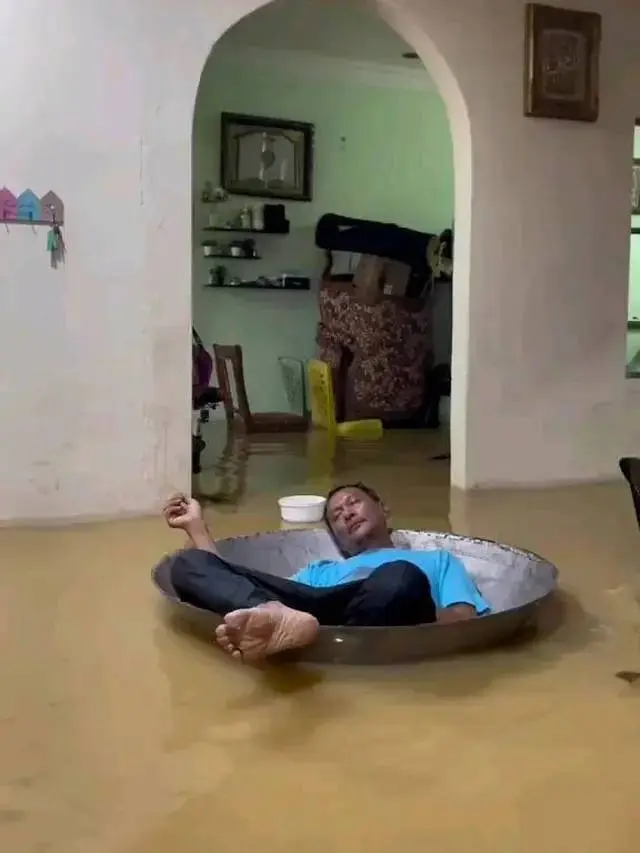 15 Aksi Kocak Orang Hadapi Musibah Banjir, Tetap Dibawa Santai