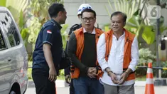 Dirut Perum Perindo, Risyanto Suanda (kiri) dan Ibnu Ghopur penyuap Bupati Sidoarjo Saiful Ilah (kanan) tiba di Gedung KPK, Jakarta, Kamis (16/1/2020). Risyanto diperiksa terkait kasus dugaan suap kuota impor ikan tahun 2019 di Perum Perindo. (merdeka.com/Dwi Narwoko)
