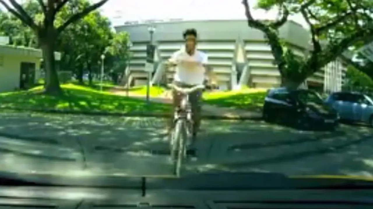 [Bintang] Nakal Banget, Bocah Ini Main Sepeda di Atas Lamborghini Orang