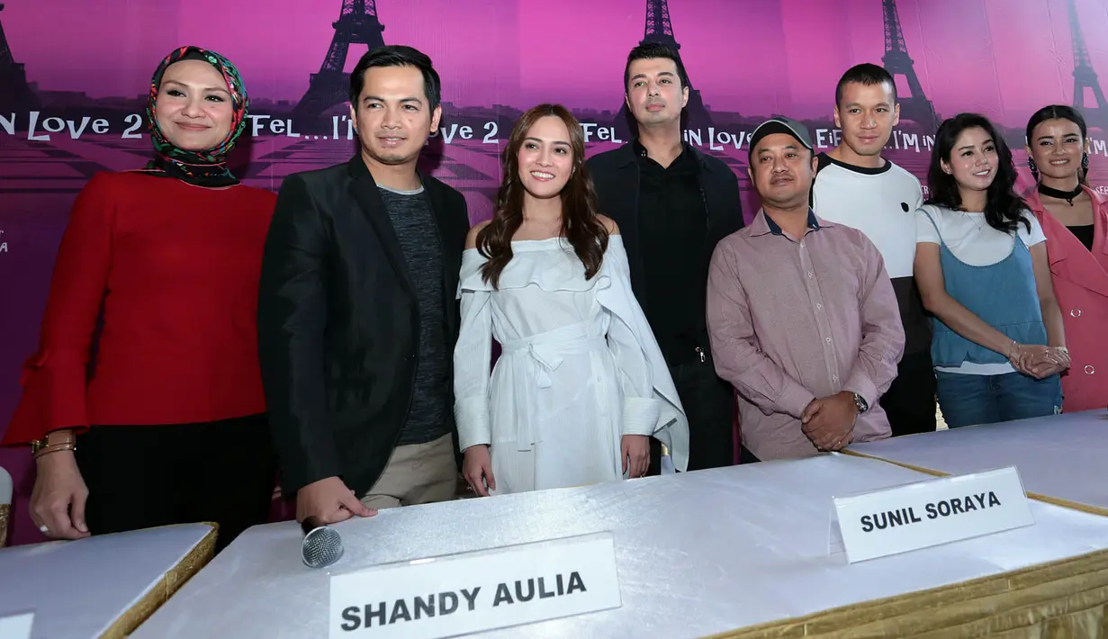 Film Eiffel I'm in Love 2 akan dirilis pada awal 2018. Film yang diangkat dari novel karya Rachmania Arunita, kembali mendapuk pemeran sebelumnya Shandy Aulia, Samuel Rizal, Tommy Kurniawan, Saphira Indah, Hilda Arifin. (Deki Prayoga/Bintang.com)