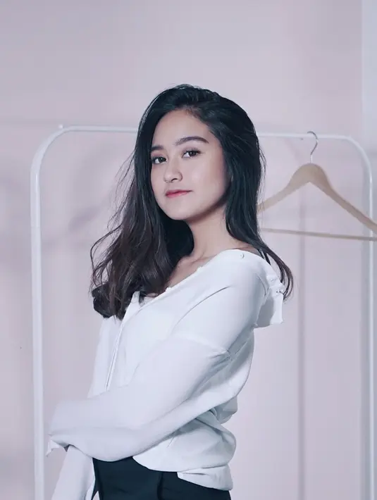 Makeup yang natural seakan sudah menjadi gaya andalan Salshabilla. Di berbagai kesempatan ia juga kerap tampil kasual dengan baju putih. Penampilannya yang keren ini membuat banyak orang terinspirasi dalam memilih outfit.  (Liputan6.com/IG/@salshabillaadr)