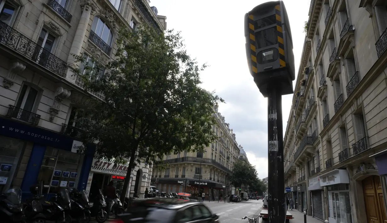 Kamera pengukur kecepatan kendaraan digambarkan di sebuah jalan di Paris, Senin (30/8/2021). Kota Paris telah mengeluarkan aturan yang membatasi kecepatan baru untuk pengemudi menjadi hanya 30 kilometer per jam untuk mengurangi kecelakaan dan membuat Paris lebih ramah pejalan kaki (AP/Francois Mori)