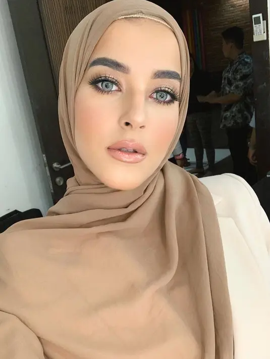 Tak sedikit netizen yang merasa pangling dengan penampilan Tasya Farasya saat mengenakan hijab. Wanita berdarah Arab ini pun terlihat memesona dengan hijab berwarna coklat muda yang senada dengan busananya. (Liputan6.com/IG/@tasyafarasya)