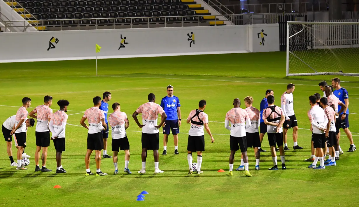 Para pemain Valencia saat mengikuti sesi latihan tim di King Abdullah Sport City di kota pelabuhan Arab Saudi, Jeddah (7/1/2020). Valencia akan bertanding melawan Real Madrid pada semifinal Piala Super Spanyol pada Kamis (9/1/2020) dini hari WIB. (AFP/Giuseppe Cacace)