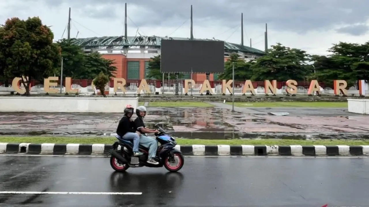 Pengendara melintas di kawasan Stadion Pakansari, Cibinong, Kabupaten Bogor, Jawa Barat.