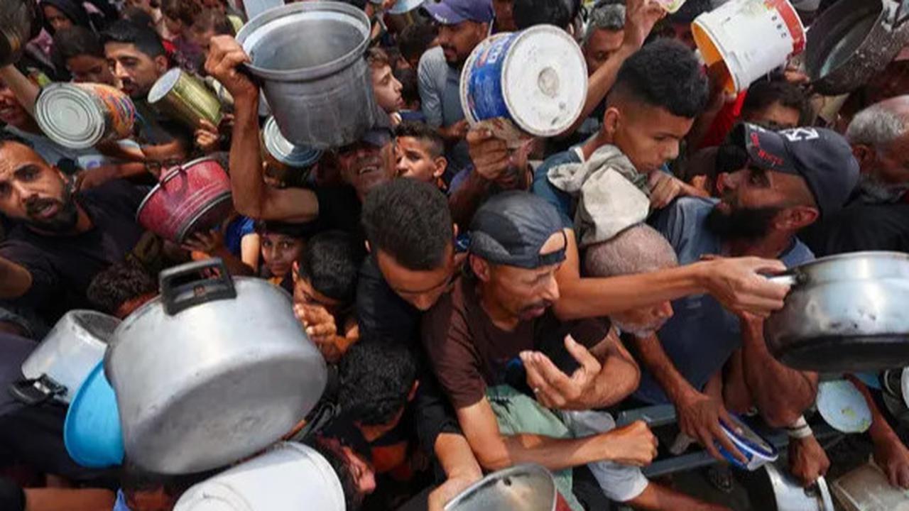 Tangis dan Jerit Anak-anak Gaza Saat Antre Pembagian Makanan