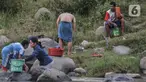 Warga mencuci pakaian di Sungai Cipamingkis, Jonggol, Kabupaten Bogor, Jawa Barat, Rabu (16/6/2021). Aliran Sungai Cipamingkis masih menjadi andalan warga setempat untuk kebutuhan mandi, cuci, dan kakus (MCK) lantaran ketersediaan air tanah yang terbatas. (merdeka.com/Iqbal S. Nugroho)