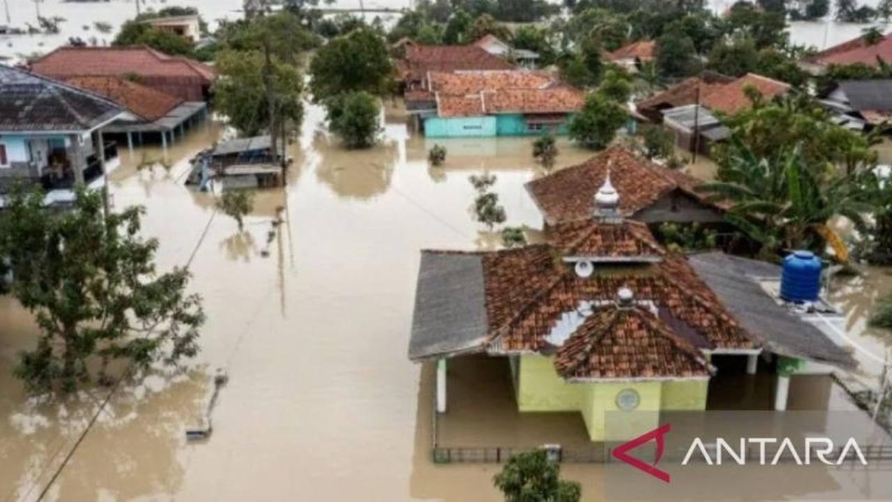 Banjir Karawang Rendam Ratusan Rumah, Warga Mengungsi Akibat Luapan Sungai dan Rob