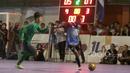 PemainTimnas Indonesia, Setiyan Dwi Chandra (kiri) berusaha menghadang laju pemain BJL 2000 pada laga Uji Coba di Lapangan Futsal Tifosi Sport Center, Jakarta, (14/1/2017). Timnas menang 7-5. (Bola.com/Nicklas Hanoatubun)