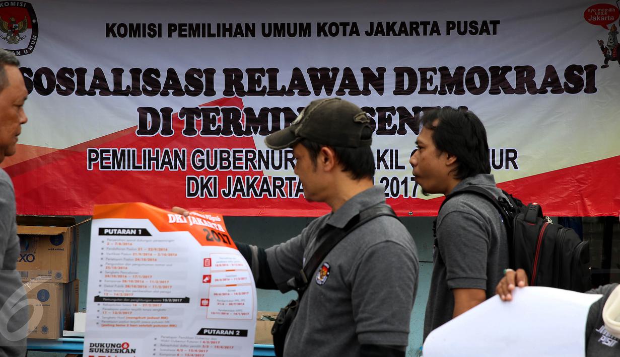 Petugas KPU saat mengadakan sosialisasi Pilkada DKI 2017 di Terminal Senen, Jakarta, Minggu (18/12). Sosialisasi ini dilakukan untuk mengajak warga menggunakan Hak suaranya dalam Pilkada DKI pada Februari 2017 mendatang. (Liputan6.com/Johan Tallo)