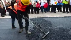 Menekan jumlah sampah plastik, Kementerian PUPR menyulap limbah plastik jadi jalan aspal. 