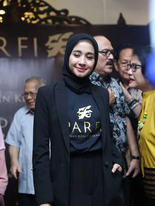 "Doa khusus untuk umroh ya banyak lah ya. Jangankan pada saat umroh. Kayak lagi sehari-hari kita beribadah aja. Curhat sama Allah pasti banyak doa-doa yang aku panjatkan," ucapnya.(Nurwahyunan/Bintang.com)