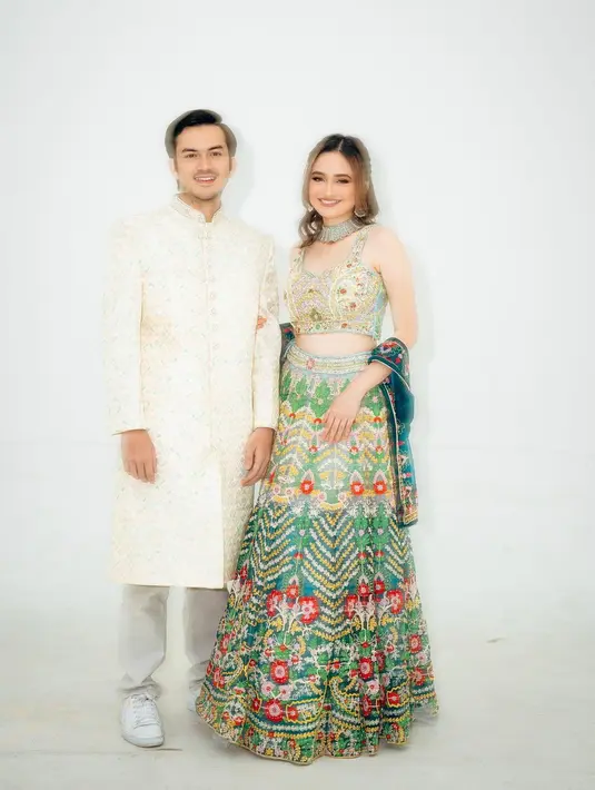 Syifa Hadju tampil dengan busana sari bernuansa festive dengan hijau-merah. Sedangkan Rizky Nazar kenakan busana pria India dengan nuansa netral [@syifahadju]