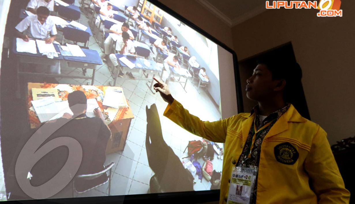 Mahasiswa Universitas Indonesia ikut serta untuk memantau Ujian Nasional yang serentak diadakan di Jakarta Selasa (15/4/14) (Liputan6.com/Faisal R Syam).