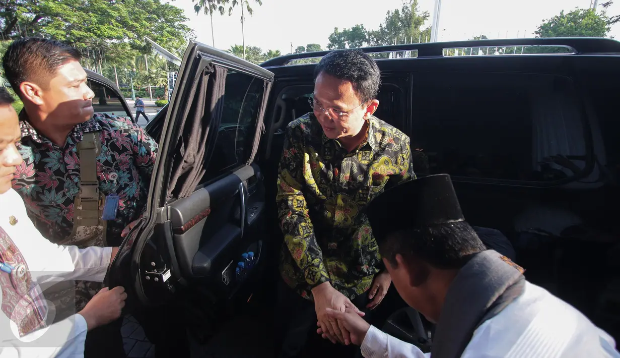Gubernur DKI Basuki Tjahaja Purnama atau Ahok setibanya di Balai Kota Jakarta, Kamis (20/4). Hari pertama setelah pemungutan suara Pilkada DKI, Ahok tetap ke Balai Kota untuk mendengarkan aduan warga. (Liputan6.com/Faizal Fanani)