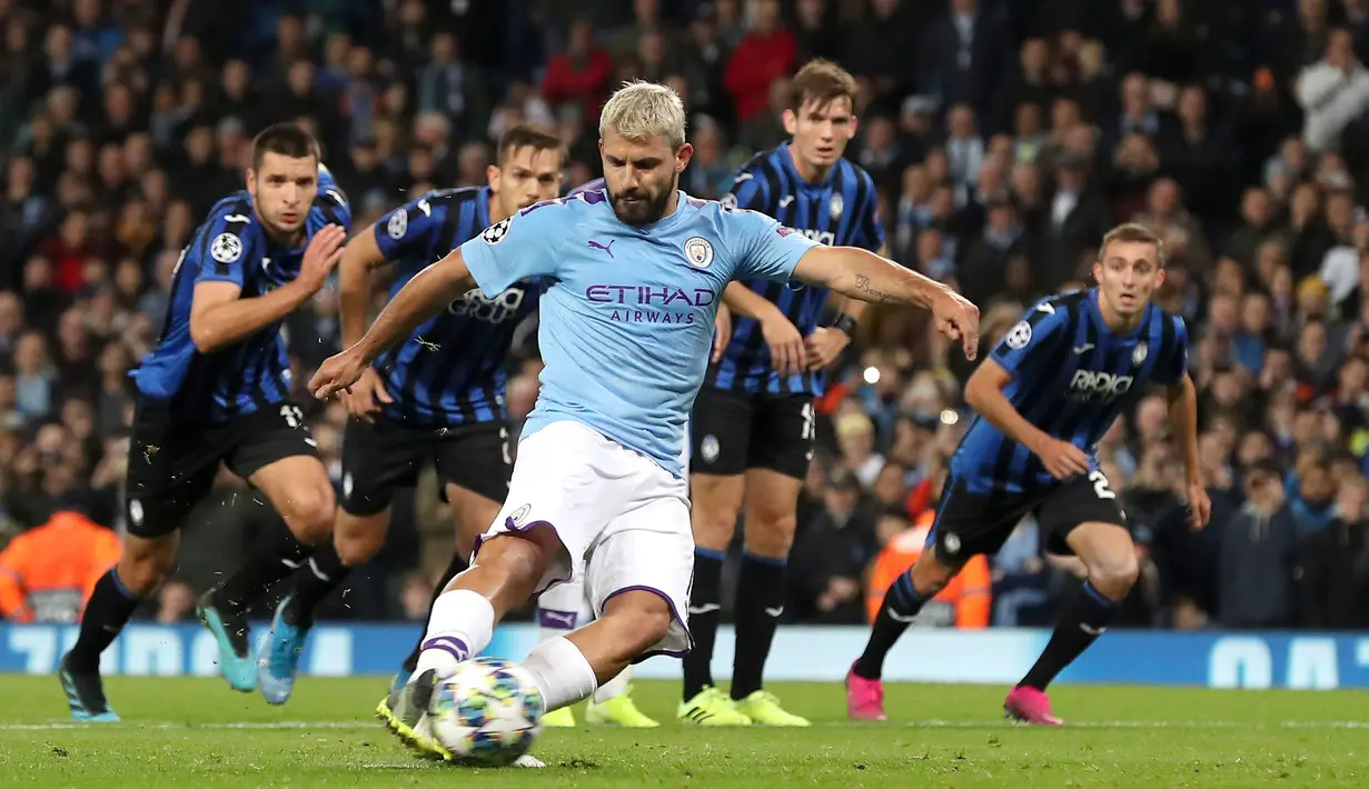 Pemain Manchester City Sergio Aguero mencetak gol ke gawang Atalanta saat bertanding pada laga Liga Champions di Stadion Etihad, Manchester, Inggris, Selasa (22/10/2019). Manchester City menang 5-1 dengan tiga gol Raheem Sterling dan dua dari Sergio Aguero. (Martin Rickett/PA via AP)