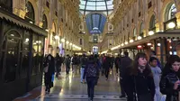 Di Piazza del Duomo juga terdapat pusat perbelanjaan yang sudah berusia ratusan tahun. Galleria Vittorio Emanuele II diambil dari penguasa pertama yang memimpin Italia saat masih berbentuk kerajaan. (Liputan6.com/Marco Tampubolon)