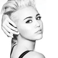 Miley Cyrus bikin kaget lantaran bangga banget memajang bulu ketiaknya yang lebat. Ternyata selebritis lain juga, lho!