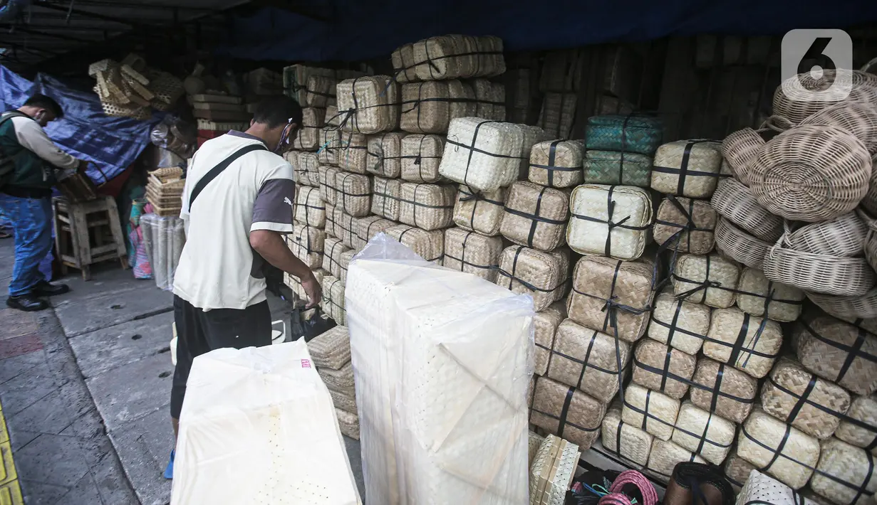 Kesibukan pedagang besek bambu yang akan dijual sebagai wadah daging hewan kurban  di Kawasan Jatinegara, Jakarta, Rabu (6/7/2022). Jelang Idul Adha, penjualan besek untuk tempat daging kurban yang ramah lingkungan mengalami peningkatan. (Liputan6.com/Faizal Fanani)