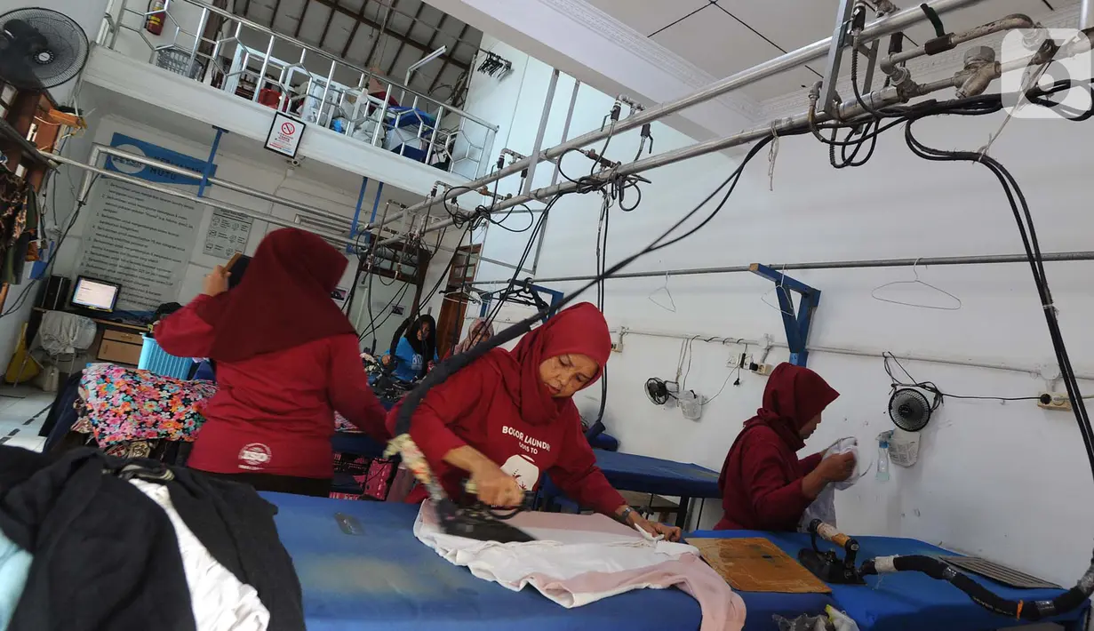 Pekerja menyetrika pakaian di Bogor Laundry, Sukasari, Bogor, Jawa Barat, Minggu (6/10/2019). Pemanfaatan energi gas bumi Perusahaan Gas Negara (PGN) dipakai oleh Bogor Laundry karena lebih efisien, aman, hemat, dan ramah lingkungan. (merdeka.com/Arie Basuki)
