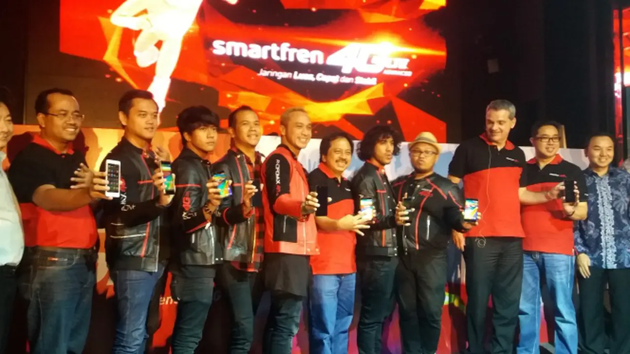 Grup Band Nidji bersama dengan Presiden Direktur PT Smartfren Telecom Merza Fachys (tengah) meluncurkan layanan VoLTE Smartfren di Jakarta, Jumat (19/2/2016).