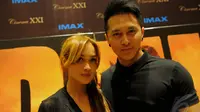 Mengenakan busana serba hitam, Demian dan Sara Wijayanto tak canggung memperlihatkan kedekatan mereka di Premiere film Godzilla, XXI Gandaria City, Selasa (14/5/2014) (Liputan6.com/Faisal R Syam).