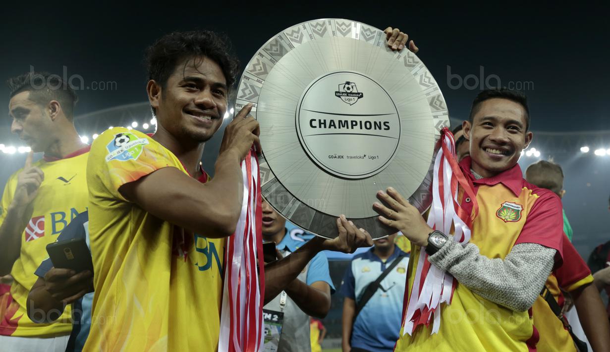 Foto Selebrasi Sederhana Bhayangkara Fc Dan Trofi Juara Liga 1 2017 Indonesia Bola Com